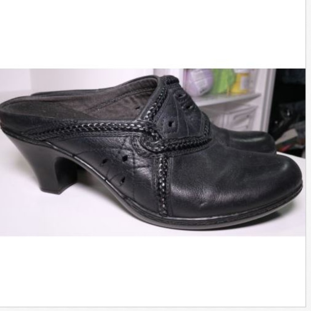 Clarks Black Leather Booties Slip On Heels sz 7